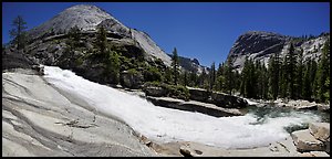 Bend of the Merced River in Upper Merced River Canyon. Yosemite National Park, California, USA.