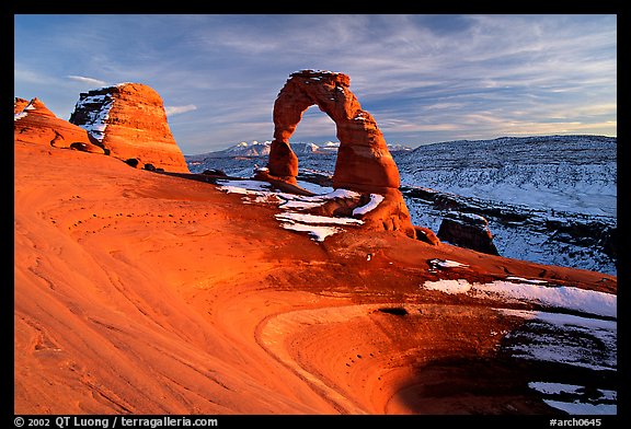 Delicate Arch, winter sunset. Arches National Park, Utah, USA.