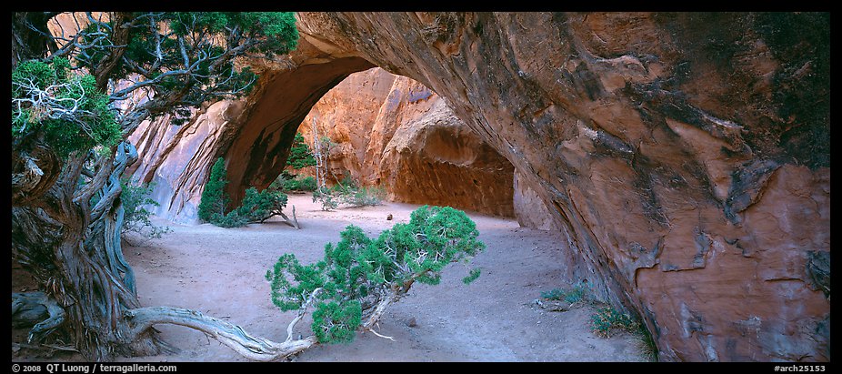 Navajo Arch. Arches National Park (color)