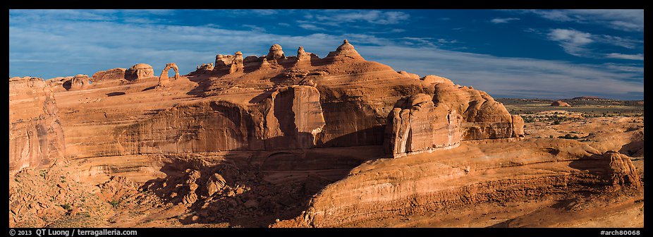 Delicate Arch above Winter Camp Wash. Arches National Park, Utah, USA.