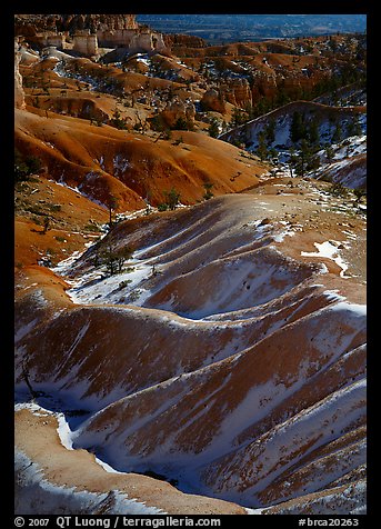 Hill ridges and snow in Bryce Amphitheatre. Bryce Canyon National Park, Utah, USA.