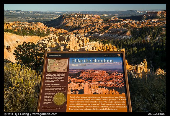 Hike the Hoodoos Rim Trail interpretive sign. Bryce Canyon National Park, Utah, USA.