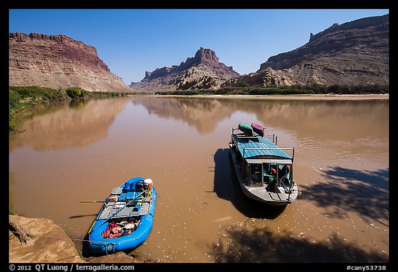 Jetboat and raft on Colorado River. Canyonlands National Park (color)