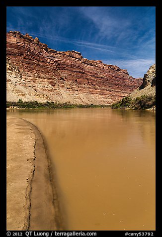 Colorado River beach shore near Confluence with Green River. Canyonlands National Park, Utah, USA.