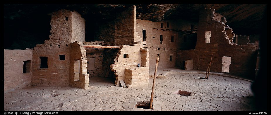 Spruce Tree House and Kiva entrances. Mesa Verde National Park, Colorado, USA.