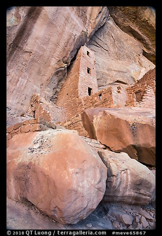 Looking up Square Tower House and cliff. Mesa Verde National Park, Colorado, USA.