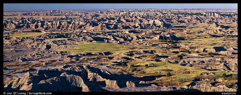 Scenic view of prairie and badlands extending to horizon, Pinnacle Overlook. Badlands National Park, South Dakota, USA.