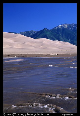 Medano creek, Sand Dunes, and Sangre de Cristo Mountains. Great Sand Dunes National Park, Colorado, USA.