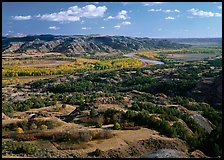 Little Missouri River Oxbow Bend in autumn, North Unit. Theodore Roosevelt National Park, North Dakota, USA.