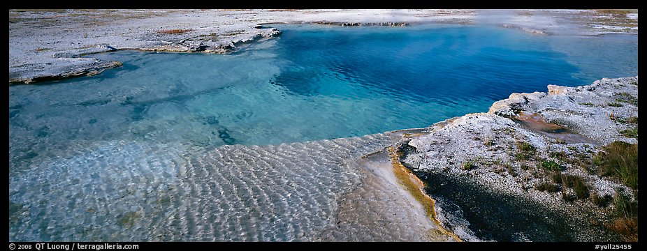 Turquoise thermal pool. Yellowstone National Park, Wyoming, USA.