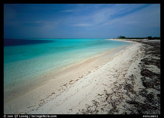 Sandy beach and turquoise waters, Bush Key. Dry Tortugas National Park, Florida, USA.