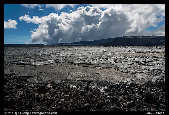 Mokuaweoweo crater and clouds, Mauna Loa. Hawaii Volcanoes National Park, Hawaii, USA.