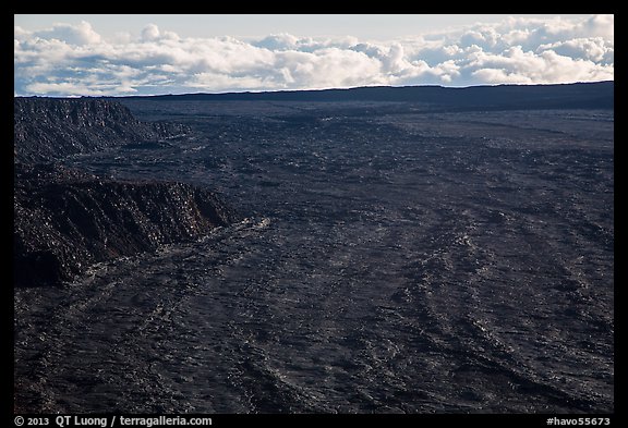 Immensity of Mokuaweoweo caldera. Hawaii Volcanoes National Park (color)