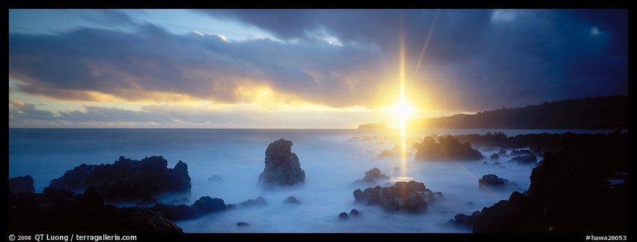 Seascape with mystic sun and rays. Maui, Hawaii, USA (color)