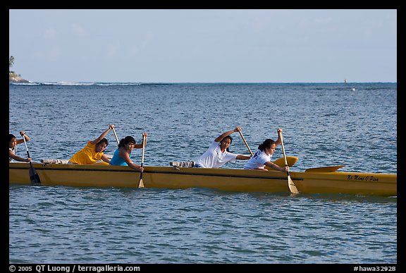 Young women padding a hawaiian outrigger canoe, Maunalua Bay, late afternoon. Oahu island, Hawaii, USA (color)