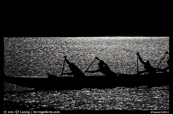 Backlit hawaiian canoe paddlers, Maunalua Bay, late afternoon. Oahu island, Hawaii, USA