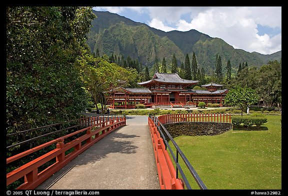 Bridge and Byodo-In Temple, morning. Oahu island, Hawaii, USA (color)