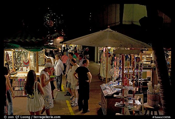 Shoppers amongst craft stands, International Marketplace. Waikiki, Honolulu, Oahu island, Hawaii, USA (color)