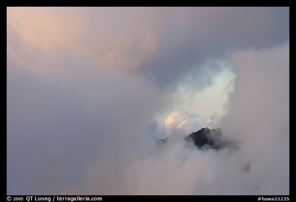 Hole in the clouds, Kalalau lookout, sunset. Kauai island, Hawaii, USA