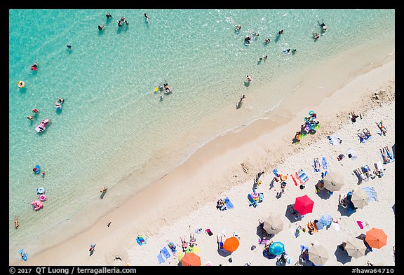 Aerial view of clear waters and beach looking down, Kuhio Beach, Waikiki. Waikiki, Honolulu, Oahu island, Hawaii, USA (color)