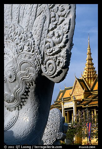 Statue and pagoda, Royal palace. Phnom Penh, Cambodia