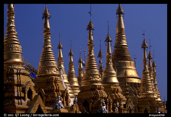 Stupas Shwedagon Paya. Yangon, Myanmar (color)