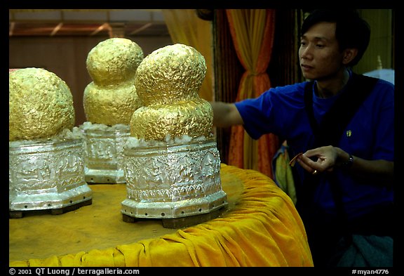 Worshiping the images at Phaung Daw U Paya. Inle Lake, Myanmar (color)