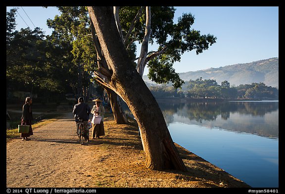 Conversation on the shores of Pone Tanoke Lake. Pindaya, Myanmar (color)