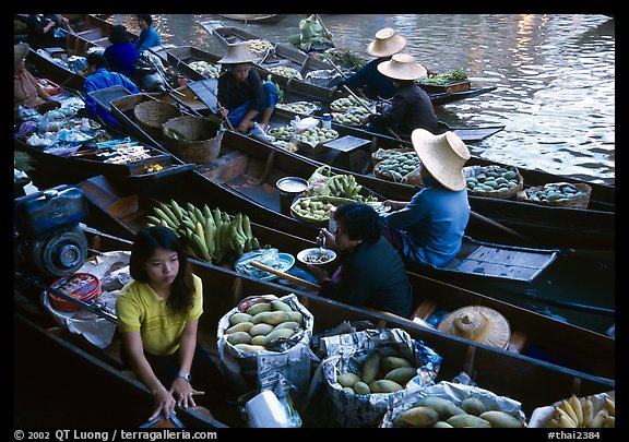 Fruit sellers, floating market. Damonoen Saduak, Thailand