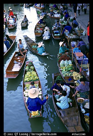 Traditional floating market. Damnoen Saduak, Thailand (color)
