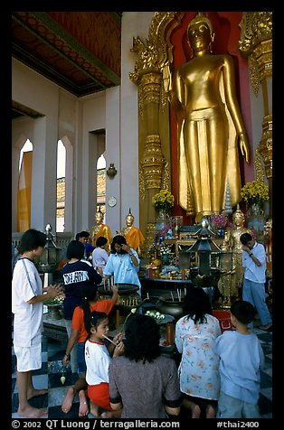 Worshipers at Phra Pathom Chedi. Nakkhon Pathom, Thailand