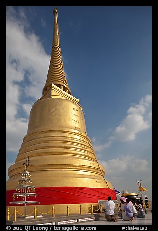 Chedi on top of Phu Kaho Thong. Bangkok, Thailand (color)