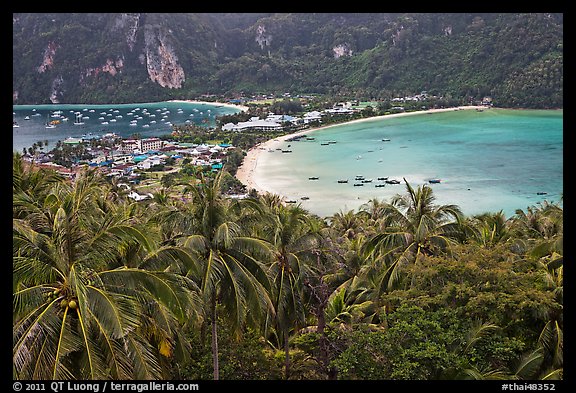 Isthmus betwen Ton Sai and Lo Dalam bays, Ko Phi-Phi Don. Krabi Province, Thailand (color)