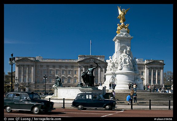 Victoria memorial and Buckingham Palace, mid-morning. London, England, United Kingdom