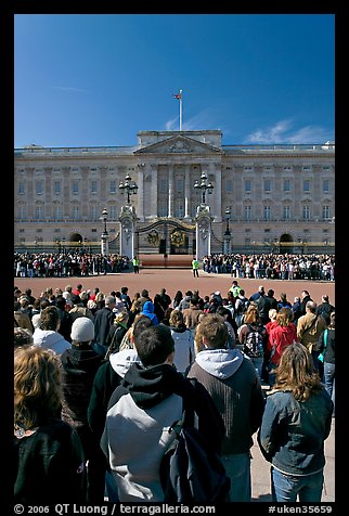 Tourists waiting for the changing of the guard in front of Buckingham Palace. London, England, United Kingdom