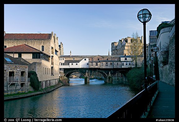 Pulteney Bridge, quay, and river Avon, late afternoon. Bath, Somerset, England, United Kingdom