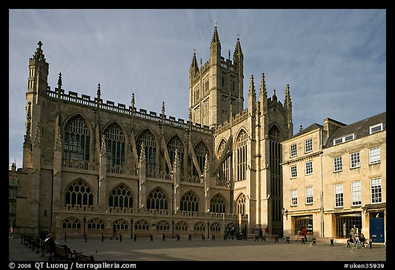 Public square and Bath Abbey, late afternoon. Bath, Somerset, England, United Kingdom