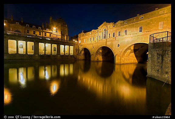 Pulteney Bridge, and quay reflected in River Avon at night. Bath, Somerset, England, United Kingdom