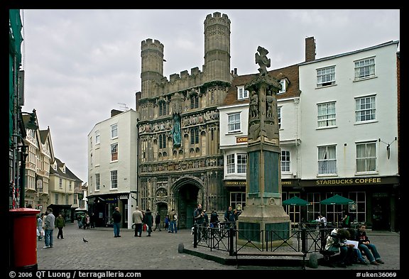 Cathedal Gate and monument. Canterbury,  Kent, England, United Kingdom