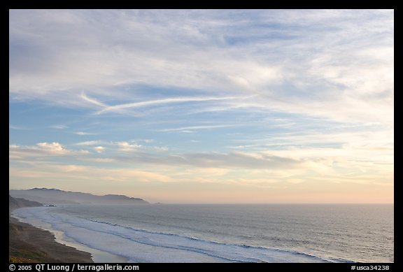 Ocean at sunset seen from Fort Funston. San Francisco, California, USA