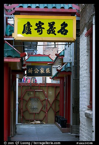 Narrow alley in Chinatown. San Francisco, California, USA