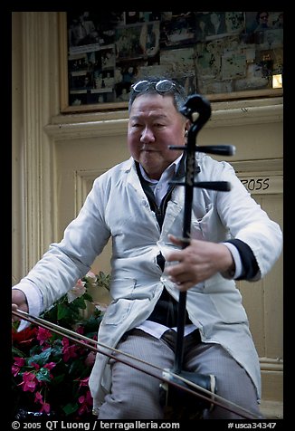 Chinese man playing the traditional Ehru, Chinatown. San Francisco, California, USA (color)