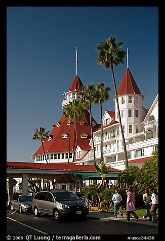 Entrance of hotel del Coronado, with cars and tourists walking. San Diego, California, USA
