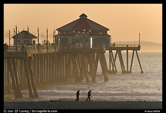 Beachgoers and Huntington Pier, late afternoon. Huntington Beach, Orange County, California, USA (color)