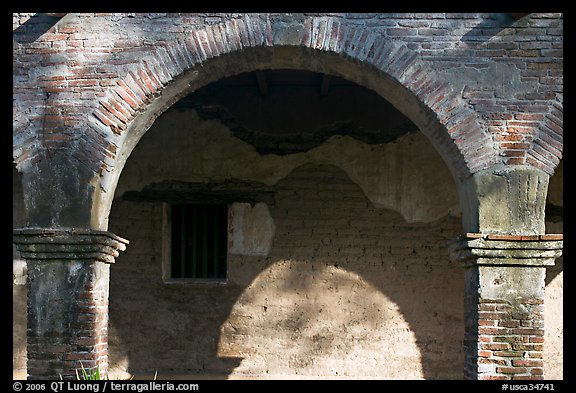 Arch in central courtyard. San Juan Capistrano, Orange County, California, USA