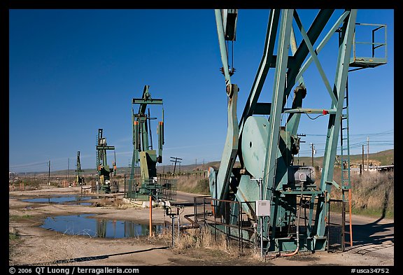 Oil extracting machinery, Chevron field. California, USA (color)