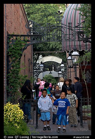 Hispanic family, San Pedro Square. San Jose, California, USA