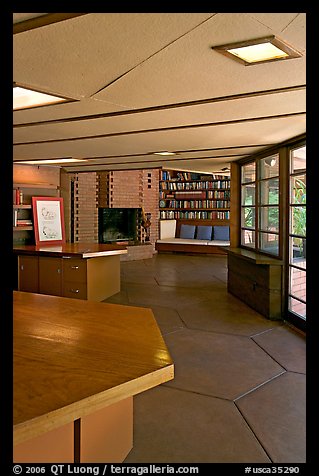 Library, Hanna House, a Frank Lloyd Wright masterpiece. Stanford University, California, USA