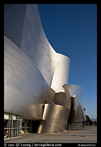 Free-form sculptural curves of the Walt Disney Concert Hall, early morning. Los Angeles, California, USA (color)