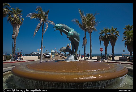 Dolphin fountain and beach. Santa Barbara, California, USA